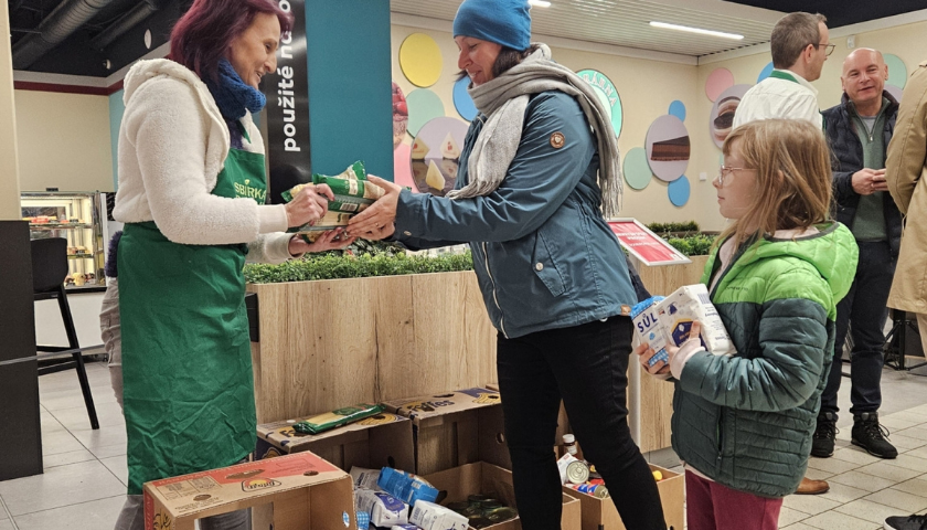 Podzimní Sbírka potravin pomohla tisícům lidí v nouzi a vyvrcholila na Giving Tuesday