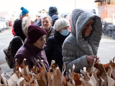 Výdejny potravinové pomoci pomohly od svého spuštění více než 12.000 lidem v nouzi po celé České republice.
