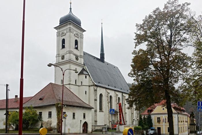 Pernštejnský kostel z bílého mramoru je opravený, rodová hrobka je ale prázdná