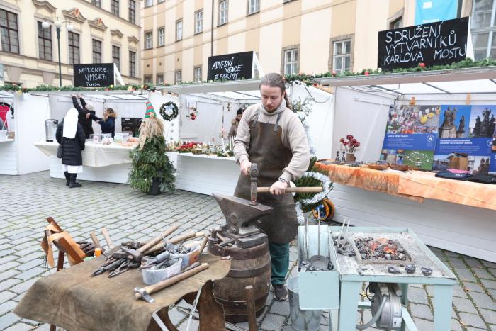 Praha zahájila charitativní vánoční trhy na Mariánském náměstí. Potrvají až do 6. ledna 2025