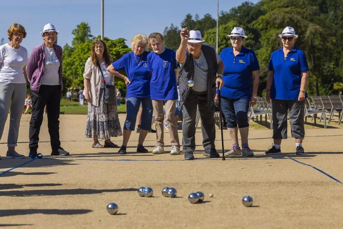 Senioři z celého kraje si v Luhačovicích užili slunečný den na turnaji v pétanque